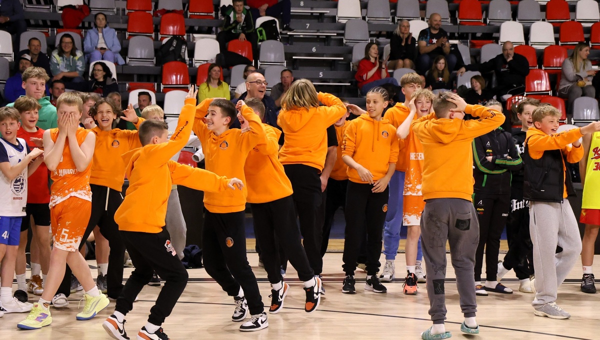 Boys went crazy during U13 shooting contest!